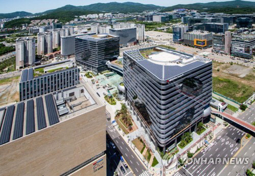 판교 크래프톤타워(오른쪽). 연합뉴스 제공.